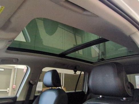 Used 2023 Volkswagen Tiguan SE AWD/4WD image 14