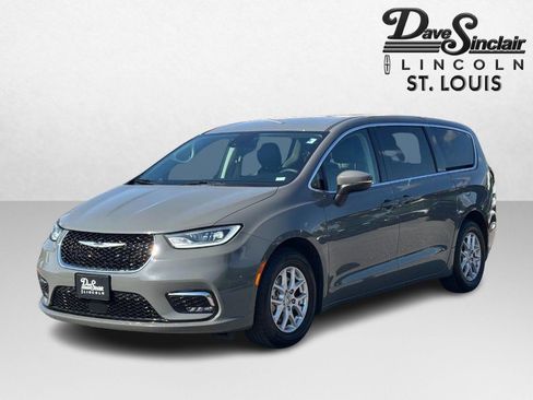 Used 2023 Chrysler Pacifica Touring-L FWD image 7