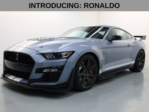 Used 2022 Ford Mustang Shelby GT500 w/ Carbon Fiber Track Pack RWD image 2