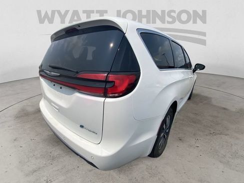 Used 2023 Chrysler Pacifica Limited FWD image 9
