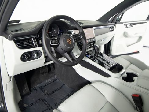 Certified 2026 Porsche Macan AWD/4WD image 4