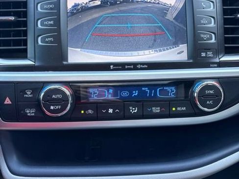 Used 2019 Toyota Highlander XLE AWD/4WD image 10