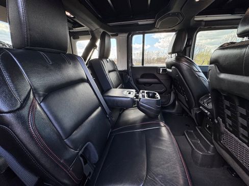 Used 2022 Jeep Wrangler Unlimited Rubicon w/ Cold Weather Group AWD/4WD image 25