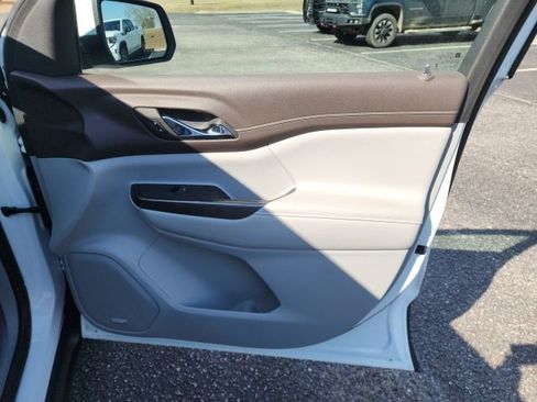 Used 2023 GMC Acadia SLT w/ Technology Package image 37