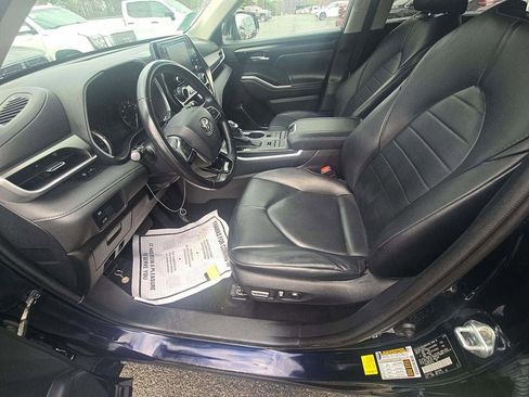 Used 2020 Toyota Highlander XLE image 3