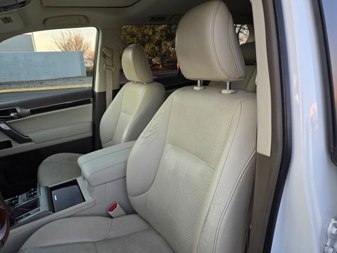 Used 2016 Lexus GX 460 Luxury w/ Preferred Accessory Package image 15