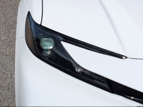 Used 2025 Toyota Camry SE image 8