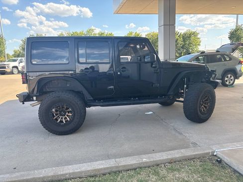 Used 2018 Jeep Wrangler Unlimited Sahara w/ Max Tow Package AWD/4WD image 5