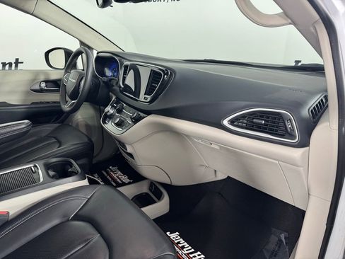 Used 2023 Chrysler Pacifica Touring-L FWD image 21