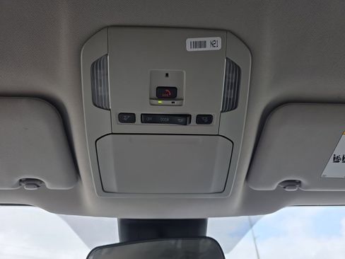Used 2024 Toyota Highlander LE AWD/4WD image 30
