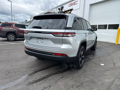 Used 2023 Jeep Grand Cherokee Altitude AWD/4WD image 5