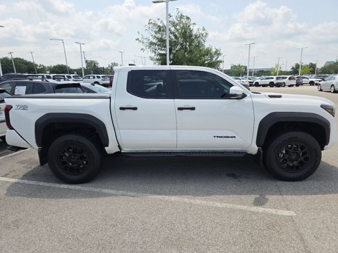 Used 2025 Toyota Tacoma TRD Off-Road w/ TRD Off Road Upgrade Package AWD/4WD image 7