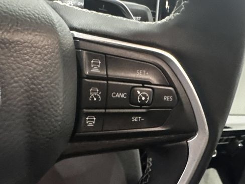 Used 2025 Jeep Grand Cherokee Altitude AWD/4WD image 7