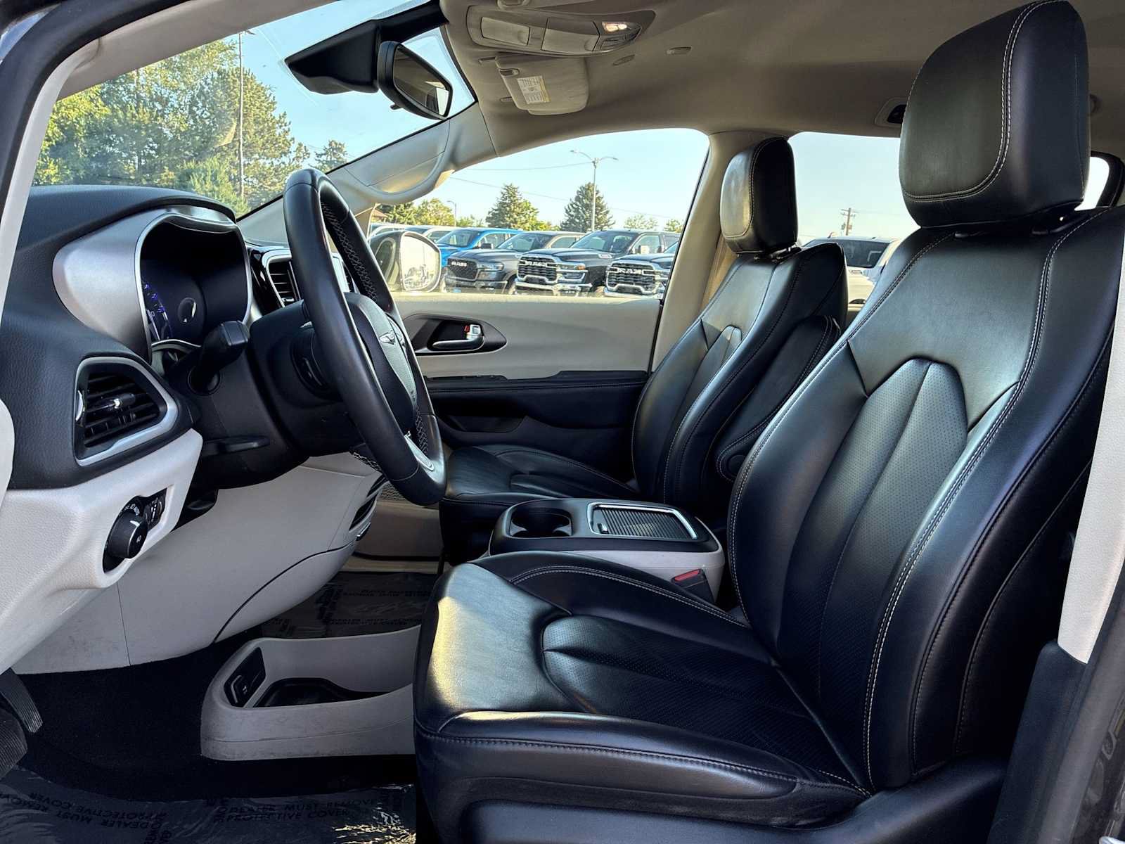 Used 2023 Chrysler Pacifica Touring-L FWD image 13