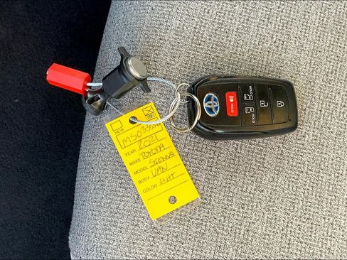 Used 2021 Toyota Sienna LE FWD image 14