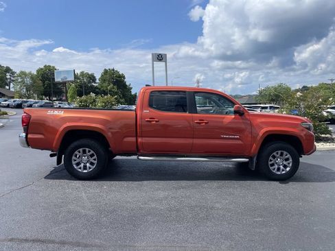 Used 2018 Toyota Tacoma SR5 AWD/4WD image 4