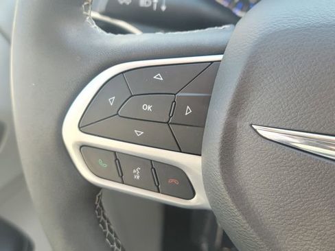 Used 2022 Chrysler Pacifica Touring-L image 19