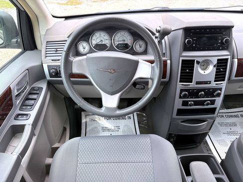 Used 2009 Chrysler Town & Country Touring FWD image 4