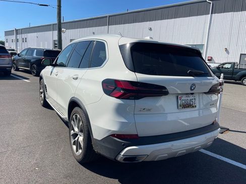 Used 2025 BMW X5 xDrive50e AWD/4WD image 3