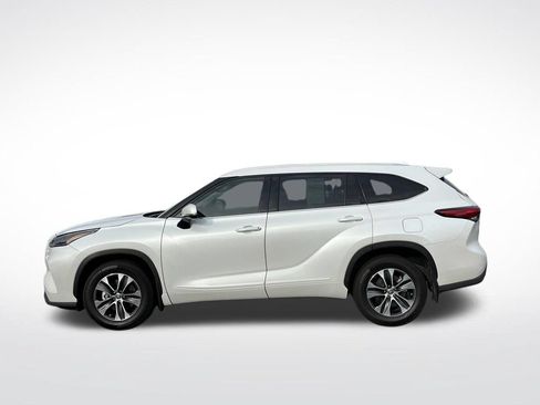 Used 2022 Toyota Highlander XLE AWD/4WD image 2