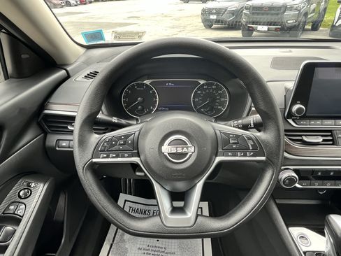 Used 2024 Nissan Altima 2.5 SV AWD/4WD image 19