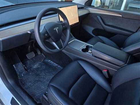 Used 2024 Tesla Model Y 2WD image 9