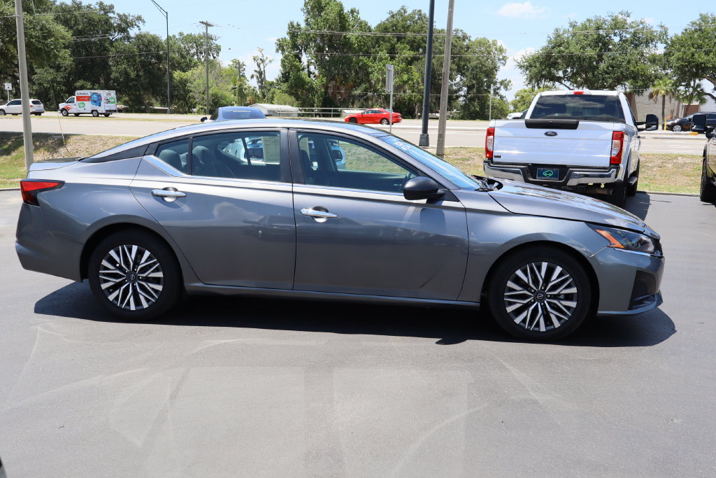 Used 2024 Nissan Altima 2.5 SV FWD image 10