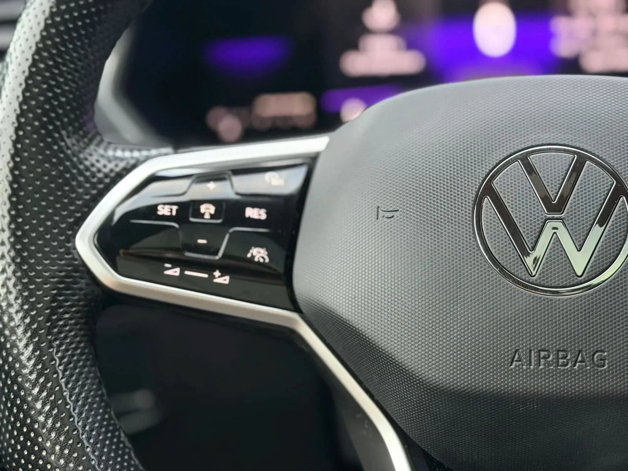 Used 2022 Volkswagen Tiguan SE R-Line FWD image 25