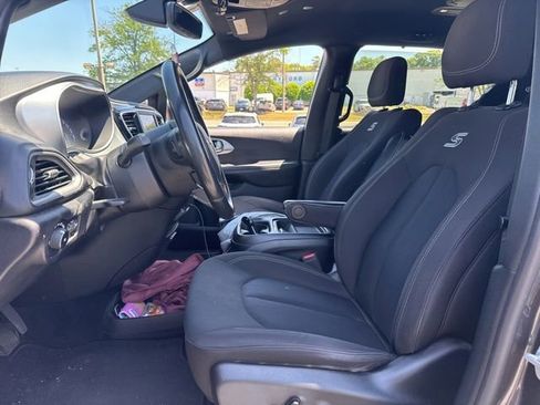 Used 2020 Chrysler Pacifica Touring w/ S Appearance Package FWD image 3