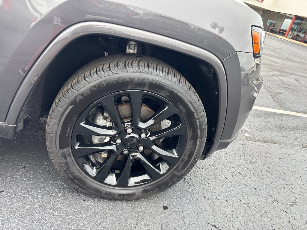 Used 2018 Jeep Grand Cherokee Altitude AWD/4WD image 12