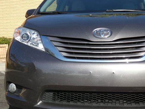 Used 2017 Toyota Sienna XLE image 18