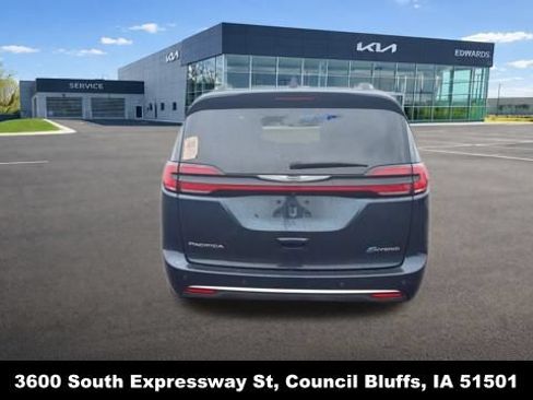 Used 2023 Chrysler Pacifica Pinnacle FWD image 8