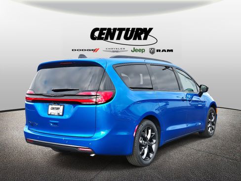 New 2026 Chrysler Pacifica Select w/ S Appearance Package image 3