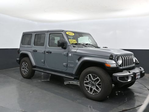 Used 2024 Jeep Wrangler Unlimited Sahara w/ Technology Group AWD/4WD image 4