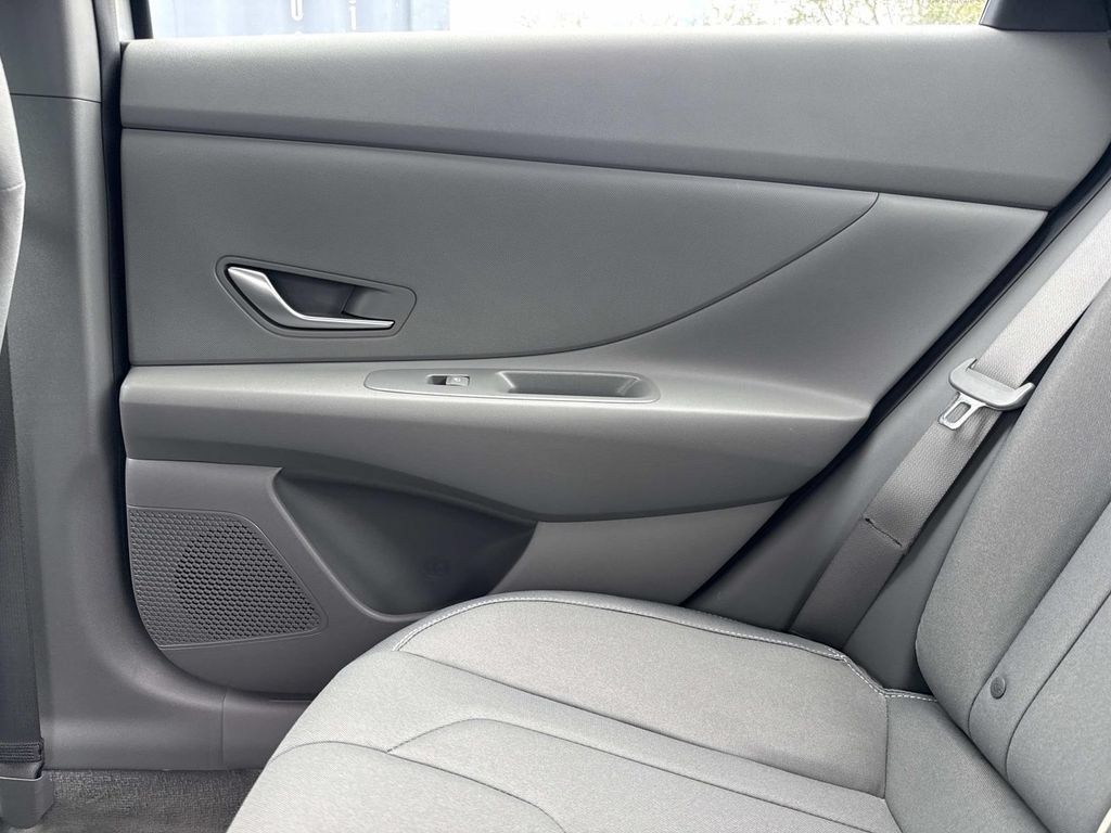 Used 2022 Hyundai Elantra SEL FWD image 17
