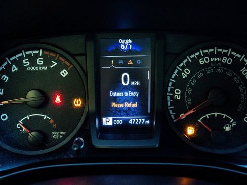 Used 2018 Toyota Tacoma SR image 12