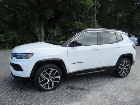 Certified 2025 Jeep Compass Limited w/ Elite Group AWD/4WD image 4