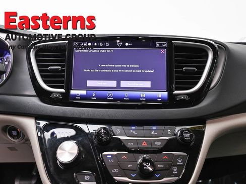 Used 2023 Chrysler Pacifica Touring-L FWD image 12