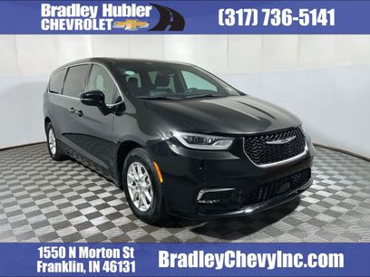 Used 2025 Chrysler Pacifica Select