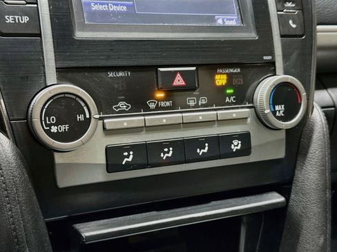 Used 2014 Toyota Camry SE FWD image 17