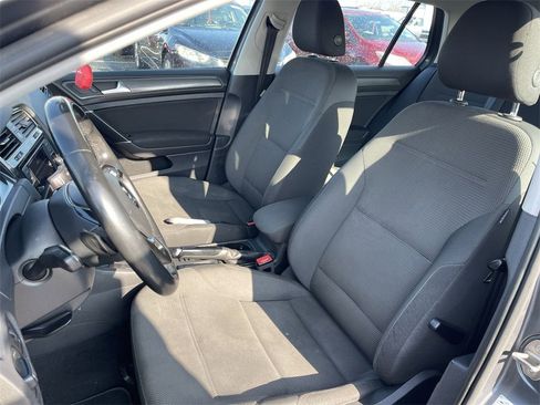 Used 2019 Volkswagen Golf S image 11