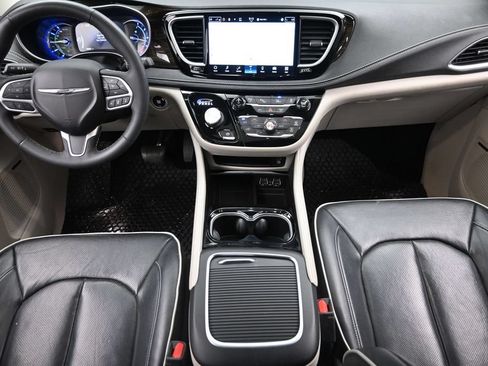 Used 2022 Chrysler Pacifica Limited w/ Uconnect Theater Family Group FWD image 15