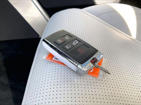 Used 2025 Land Rover Discovery S image 12