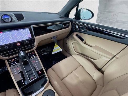 Certified 2025 Porsche Macan AWD/4WD image 25