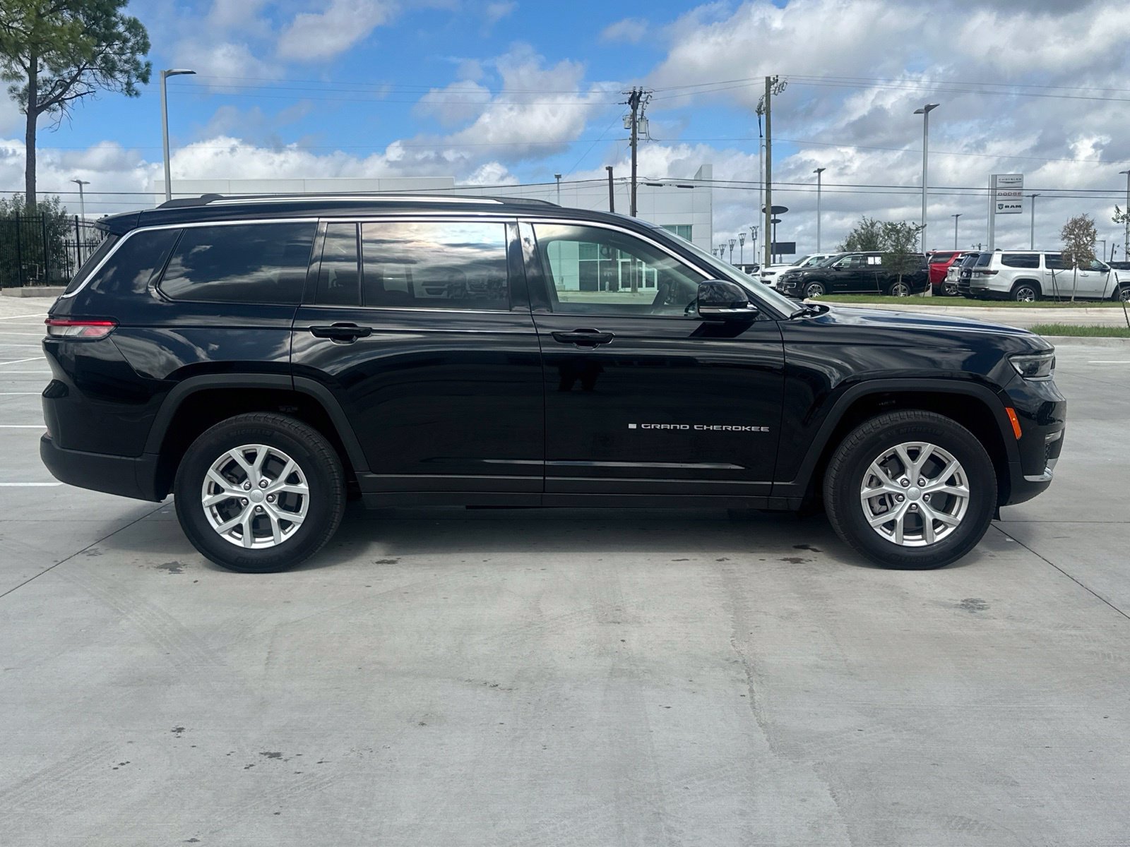 Used 2024 Jeep Grand Cherokee L Limited AWD/4WD image 6