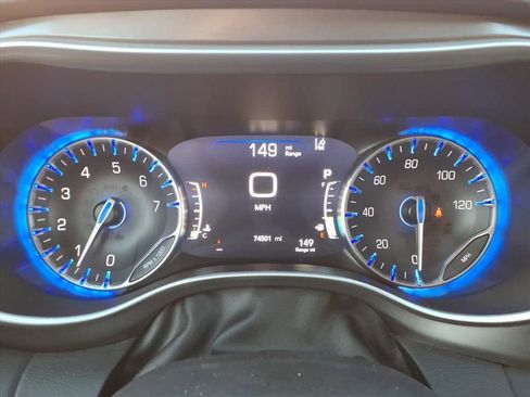 Used 2023 Chrysler Pacifica Touring-L image 12