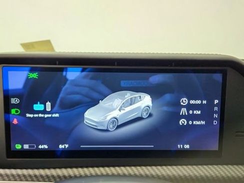 Used 2025 Tesla Model Y Performance image 37