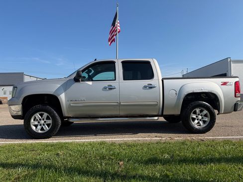 Used 2007 GMC Sierra 1500 SLE w/ SLE1 Preferred Package AWD/4WD image 8
