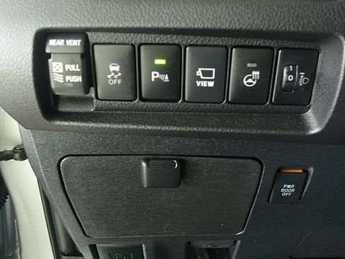 Used 2019 Toyota Sienna Limited Premium image 22