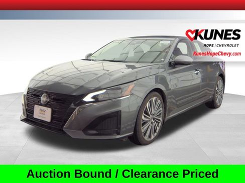 Used 2024 Nissan Altima 2.5 SL image 1